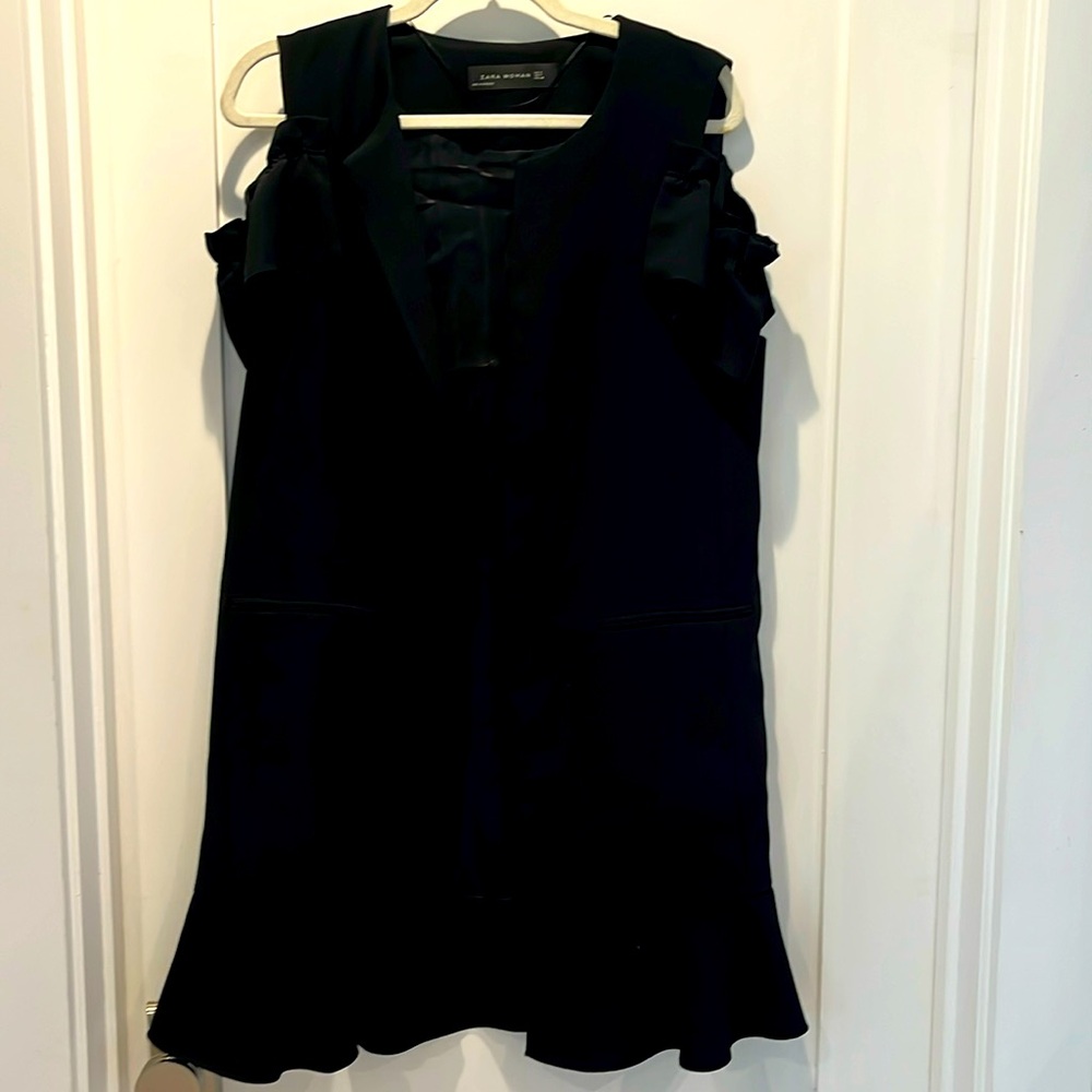 Zara Sleeveless Ruffled Coat
